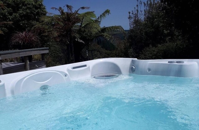 Lake Rotoehu - Water Views, secluded, spa pool "just for you"