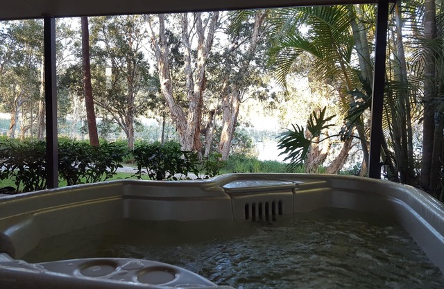 Lake Russell Lakeside Retreat- McCubbin Cottage