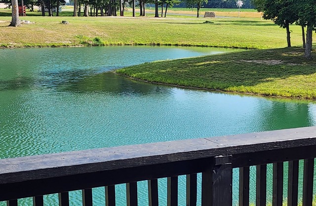 Lake Shelbyville Corn Crib is a Charming 2-bedroom house with fishing ponds