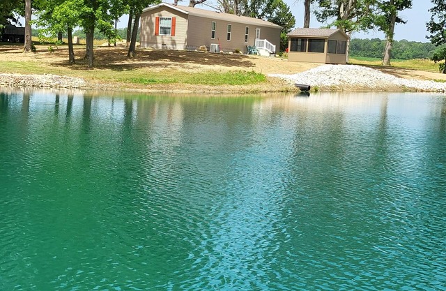 LAKE SHELBYVILLE PRIVATE FISHING GET-AWAY