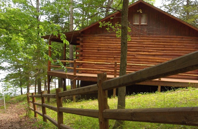 Lake Shore Cabins on the Waterfront of Beaver Lake with Boat Dock & Swim Deck