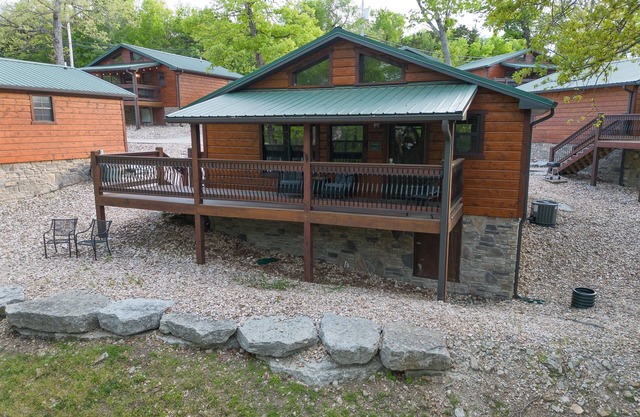 Lake Shores- Cozy Cabin- Boat Slip & Scenic Views!
