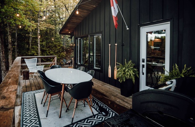 Lake-side newly-renovated stylish cottage - pet friendly!