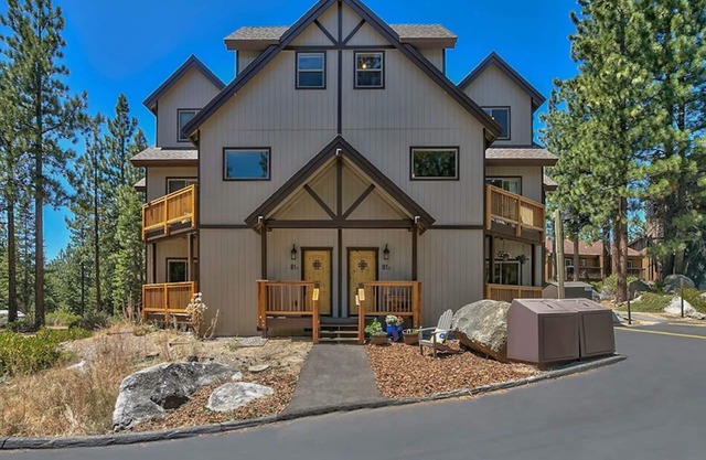 Lake Tahoe Modern Mountain-Walk to 2 beaches, restaurants, Edgewood and Casinos!
