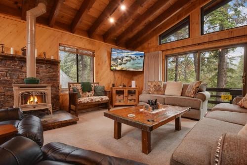 Lake Tahoe Treasure Minutes from Beach & Skiing