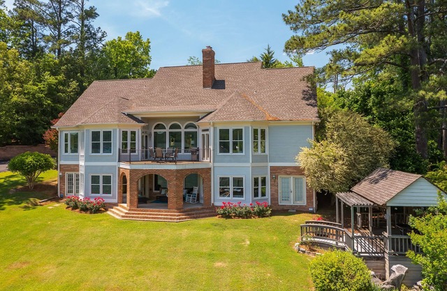 Lake Therapy: 5 BR, 4.5 BA House in Crane Hill, Sleeps 18