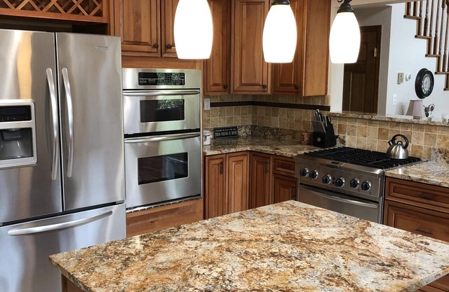 Lake Vermilion, 3 bed/3 bath home, plus/loft & bunkhouse on Daisy Bay w/2 docks!