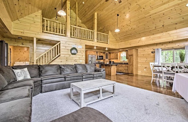 Lake View and Hot Tub Wrightsville Cabin!