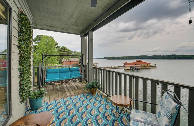 Lake-View Balcony: Hot Springs Penthouse!