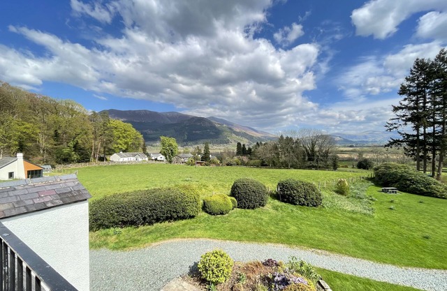 Lake View Cottage - an apartment that sleeps 4 guests in 2 bedrooms