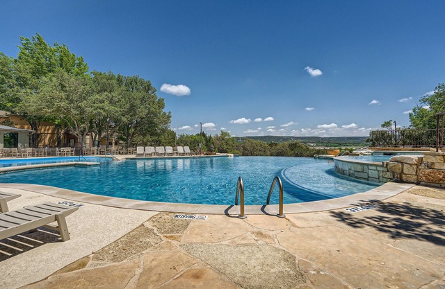 Lake View @ Hollows Resort: Pools, Pets, Balconies