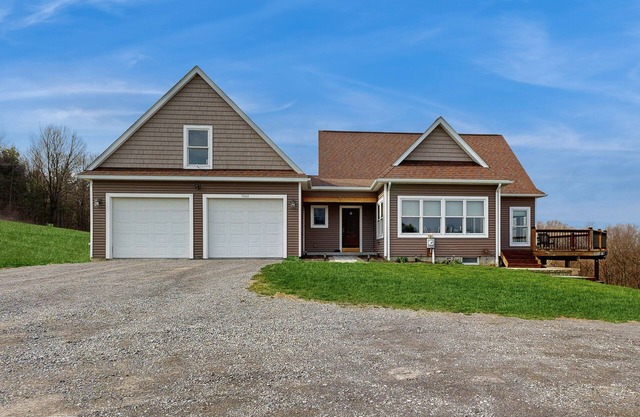 Lake view home w/large deck, hot tub, grill, 2nd living room - in wine country