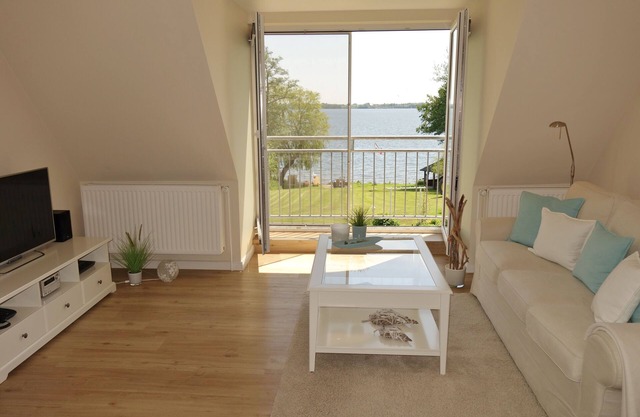 Lake view, lake access, W-Lan, Baltic Sea 12 km, sauna barrel, large garden, quiet, modern