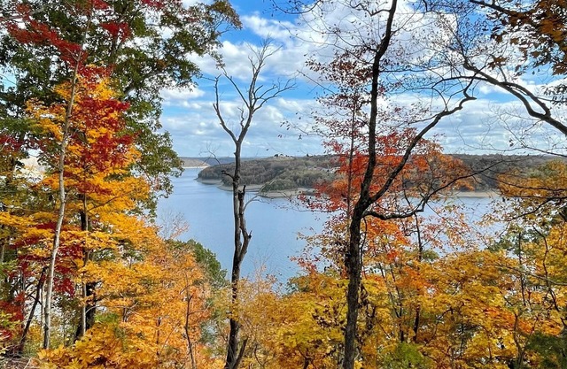 Lake View LoftnCabin is only 2 miles from Wolf Creek Marina, nLake Cumberland KY