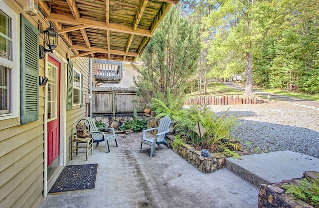 Lake-View Townhome with Decks, Screened Porch and Shared Tennis - Dogs OK