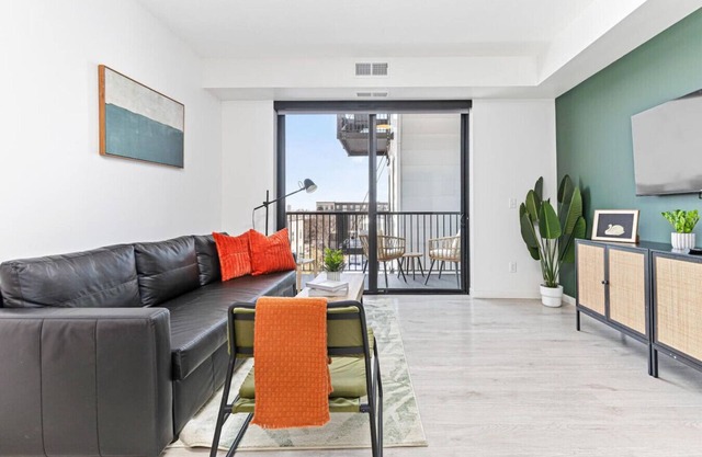 Lake View Uptown Apt | Near Downtown & Museums