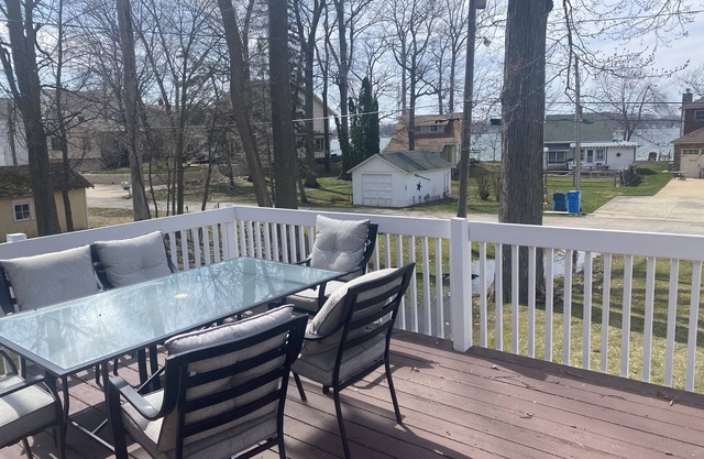 Lake Views from Great Deck, newly remodeled, Family members of all ages