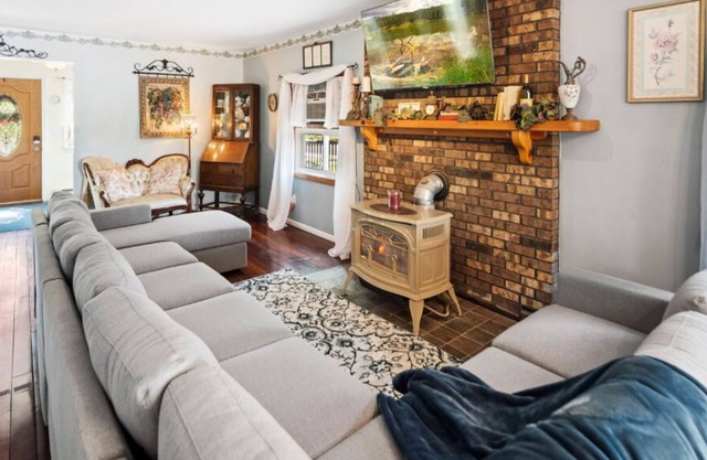 ★Lake Views★ King Beds | Coffee Bar | Mins to All