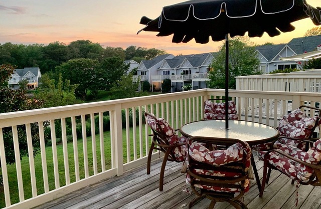 Lake views & pool access! Bike or walk to beach, town & trails-2 Bedroom/Sleep 6