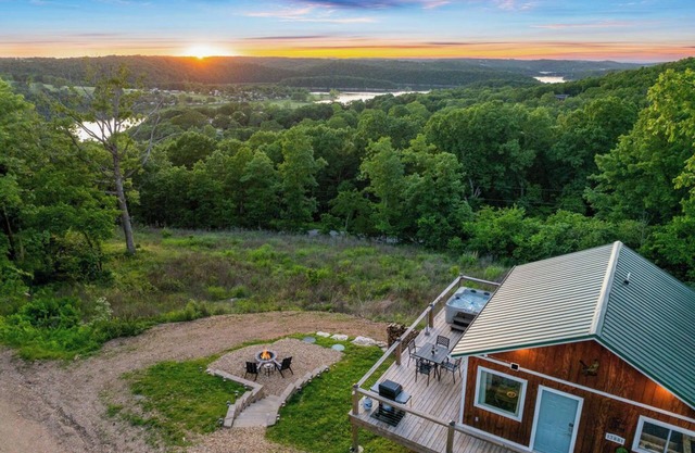 Lake Views! Private Hot tub and Fire Pit! Lux Couple's Retreat