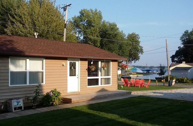 Lake Wawasee 2 Bedroom Condo on Channel . NO SHOES, NO SHIRT, NO PROBLEMS !