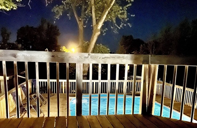 Lake Wawasee Escape: private pool, hot tub, pier, kayaks & paddleboat!