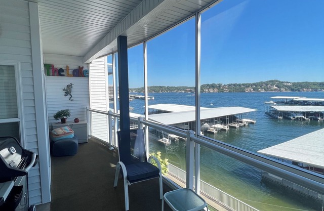 LAKEFRONT 2 BED/2 BATH CONDO W/BOAT SLIP +3 POOLS & 2 HOT TUBS @ 2MM