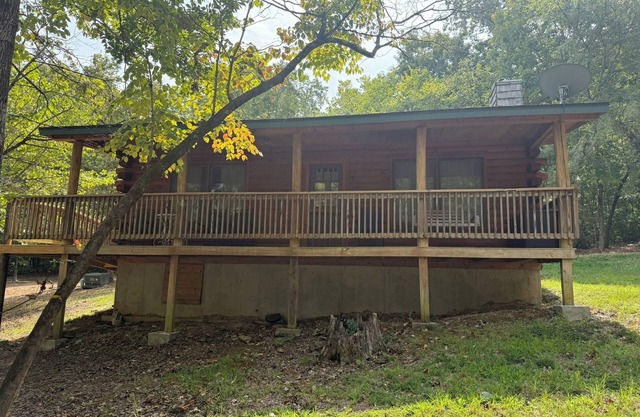 Lakefront 2BR Cabin - Pool-Hot Tub-Dock/Steps to Table Rock Lake + Branson Fun
