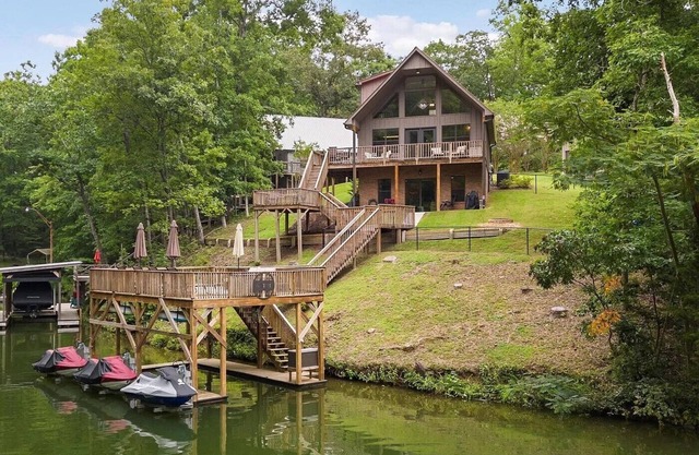 Lakefront 3-bedroom cottage on Watts Bar Lake with boat slip!