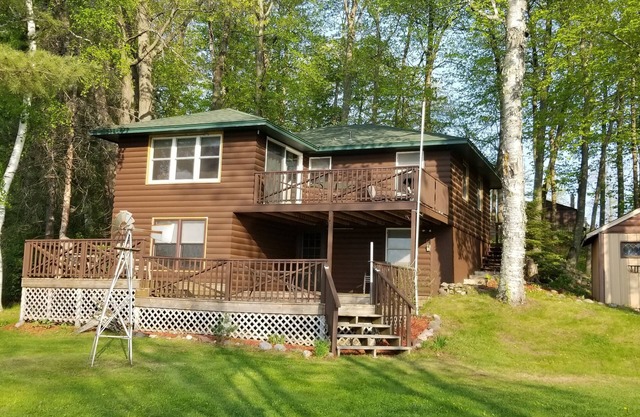 Lakefront! 3BR, 2.5 Bath, decks, dock, grill, fire pit, boats, dog friendly nnn
