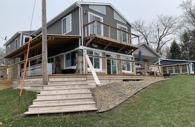 Lakefront 6 Bedroom Home on Beautiful Nettle Lake with Outdoor Tiki Bar !