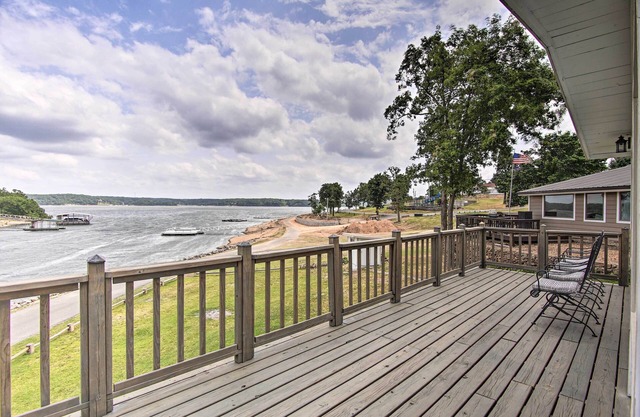 Lakefront Afton Cottage w/Deck: Walk to Boat Ramp