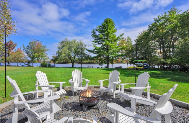 LAKEFRONT! Amazing views! 30+days, Boats, Fire-pit, Movie Rm, Game Rm, office