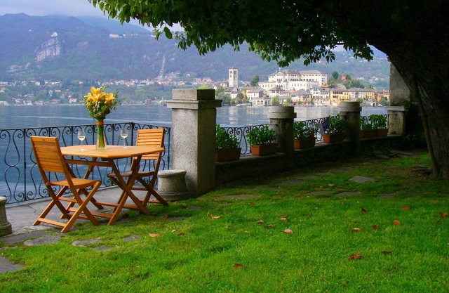 Lakefront apartment with garden in the center of Orta San Giulio