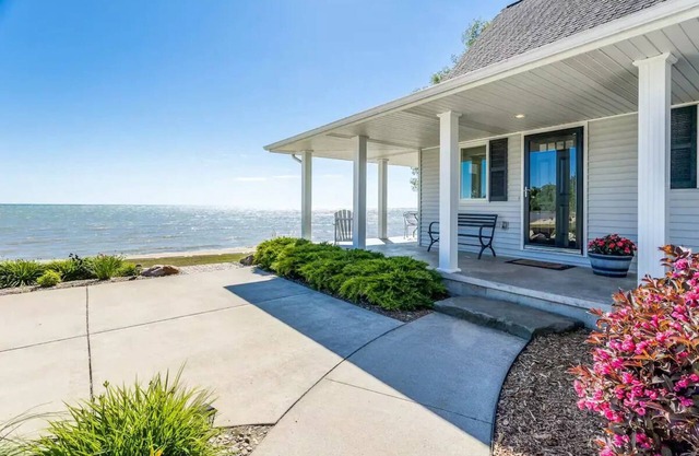 Lakefront Beach House: Serene Getaway