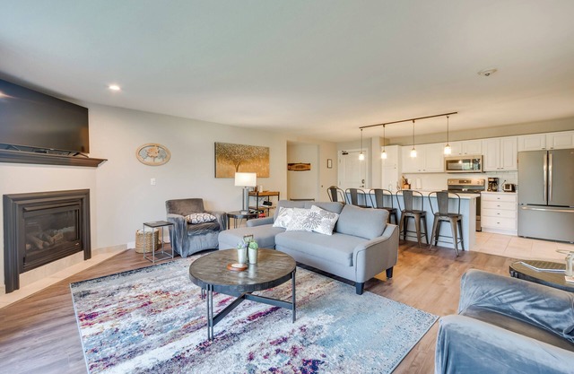 Lakefront Birchwood Condo w/Pool & Hot Tub!