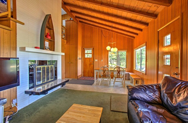 Lakefront Branch Cottage w/Dock, Kayaks & Grill!