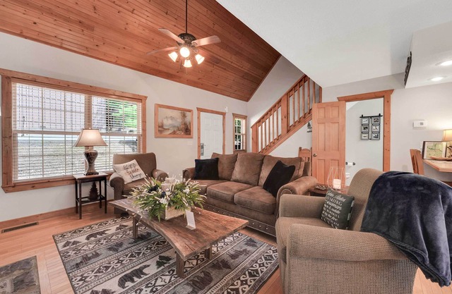 Lakefront Branson Cabin: 6 Mi to Branson Strip!