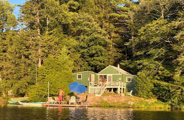 Lakefront Cabin in Beautiful, Quiet Location