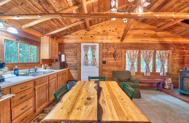 Lakefront Cabin w/Beach Access: Levering Retreat
