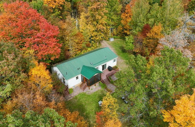 Lakefront Cabin w Screened Deck! Pontoon Rental! 2 Kayaks/Fishing Row Boat!