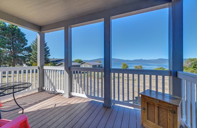 Lakefront Cabin w/Water & Mtn Views in Chiloquin