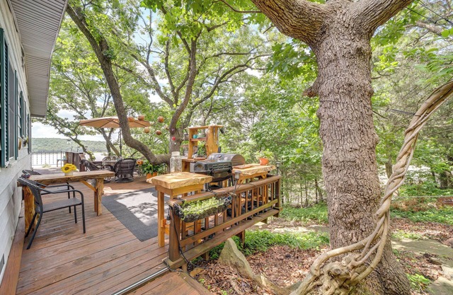 Lakefront Canadian Gem: Hot Tub, Decks & Grills