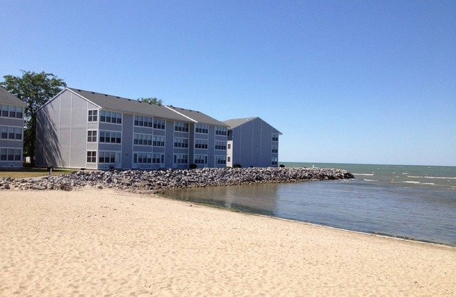 Lakefront Condo - Breathtaking Views, Pool/Private Beach, Walk to Jet Express!