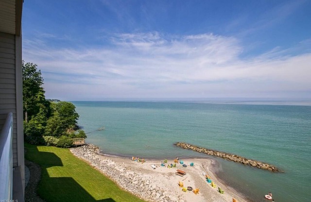 Lakefront Condo Sleeps 7-3br/2ba private beach/balcony/indoor pool specials-ask