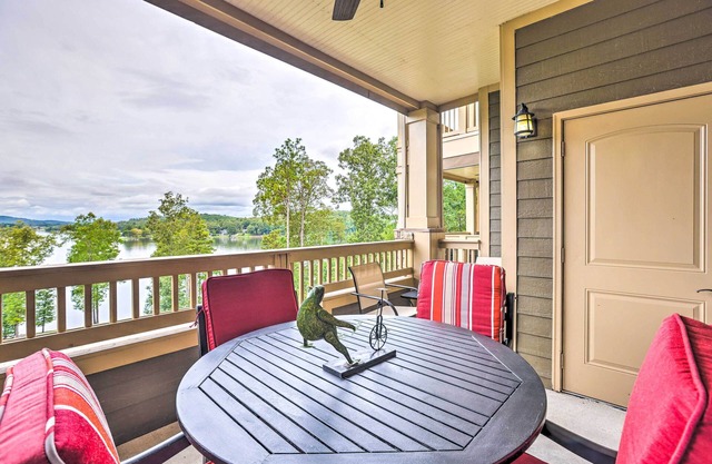 Lakefront Condo w/Community Pool & Boat Dock