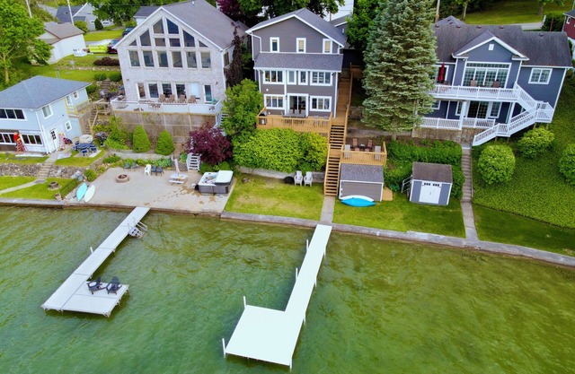 Lakefront Cottage at Crooked Lake, Indiana to sleep 10-12