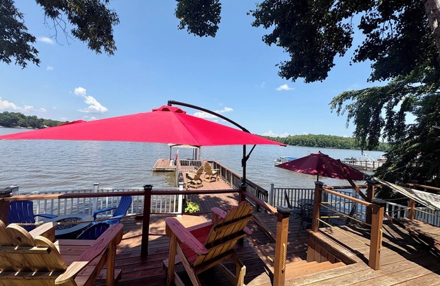 Lakefront cottage-gas fire pit, hammock, kayaks, gorgeous views & ramp access!