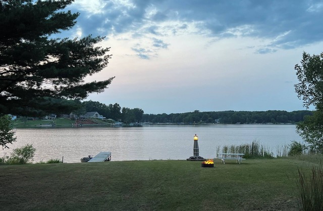 Lakefront Cottage Getaway with Hot Tub, Golf and Pool Access