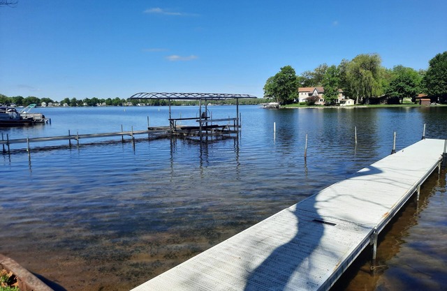 Lakefront cottage on 540 acre Wall Lake/spectacular fishing & sunset views.